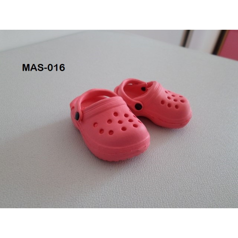 rose crocs passen niet voor de 32 cm pop, wel voor nog kleinere